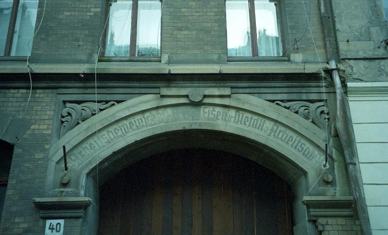 Leipzig-Plagwitz, Naumburger Str. 40, 21.11.1998.jpg - Arbeitsgemeinschaft Bunt- (?), Eisen, tr. Metall u. Arbeitsamt